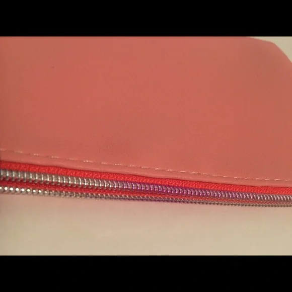 Ipsy June 2021 Glam Bag make-up zipper bag - Picture 5 of 6